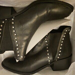 STEVE MADDEN 9M CADE STUDDED BOOTIES
